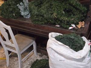 lot 266 image: Lot of (20) 18 Christmas Wreaths