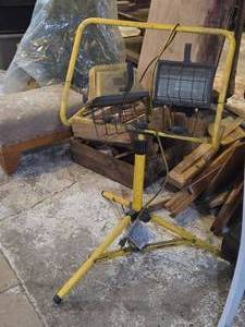 lot 268 image: Dual Head Shop Light with Tripod