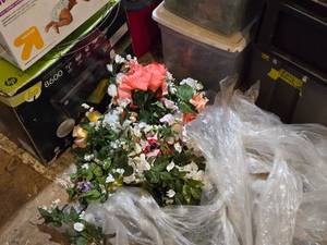 lot 274 image: Lot of (9 Boxes  Tubs) Silks