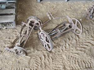 lot 289 image: Lot of (2) Vintage Mount Parts