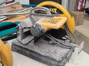 lot 979 image: DeWalt� 14 Chop Saw DW871