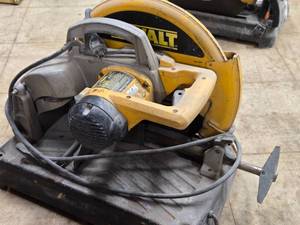 lot 980 image: DeWalt� 14 Chop Saw DW871