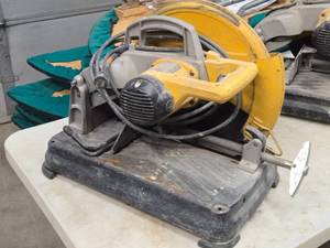 lot 983 image: DeWalt� 14 Chop Saw DW871