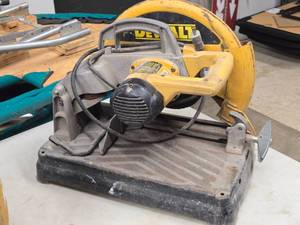 lot 985 image: DeWalt� 14 Chop Saw DW871