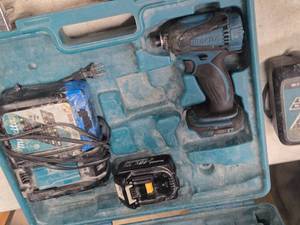 lot 1013 image: Makita� 18V 14 Impact Driver XDT04 with Battery, Charger, Case