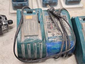 lot 1017 image: Makita� Li-ion & Ni-MH 7.2-18V Battery Charger DC18RA