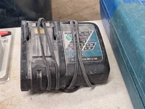 lot 1020 image: Makita� Li-ion 14.4-18V  Ni-MH 7.2-14.4V Battery Charger DC18RC