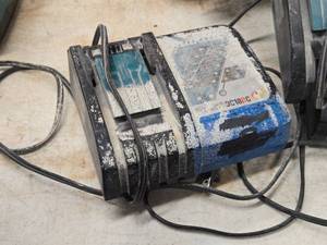 lot 1021 image: Makita� Li-ion 14.4-18V  Ni-MH 7.2-14.4V Battery Charger DC18RC