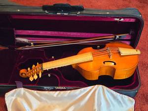 lot 523 image: 6 String Pardessus de Viola by Paul Reichlin (1971) with Bow, Case