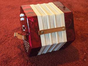 lot 542 image: Sholer Concertina 20 Buttons