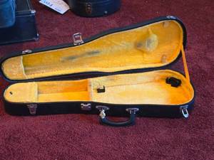 lot 595 image: Guitar Case 26 x 9 x 5 (empty)
