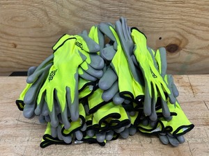 lot 74 image: Hyper visibility work gloves (lot of 23)