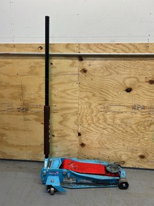 lot 205 image: Strongway Limited Edition Richard Petty Low-Profile Super-Duty Jack, 3-Ton Lift Capacity MSRP $319.99