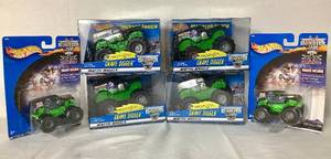 lot 40 image: Hot Wheels  Monster Jam Monster Trucks - Grave Digger