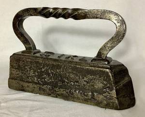 lot 24 image: Antique Large 18 pound Cast Iron Sad Iron - 1XL 18