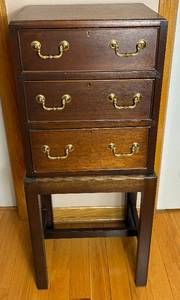 lot 58 image: The Bartley Collection Ltd. Mahogany 3 Drawer Chest of Drawers with lock and 2 Keys