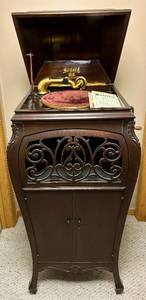 lot 7 image: Antique 1923 Sonora Elite Mahogany Phonograph plus 78 RPM records