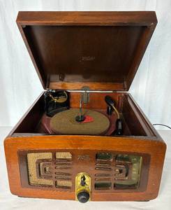 lot 21 image: Vintage Zenith Tube Radio and Record Player Model 5R086
