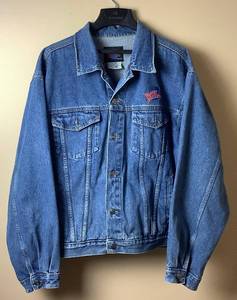 lot 102 image: Vintage 1991 Orlando Planet Hollywood Denim Jean Jacket with Embroidered Logo - Size 2XL includes 2 Planet Hollywood Collector Pins