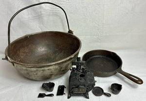 lot 140 image: Cast Iron Bundle - Vintage Princess Miniature Stove, Wagner Ware 6.5 Skillet and Cast Cauldron