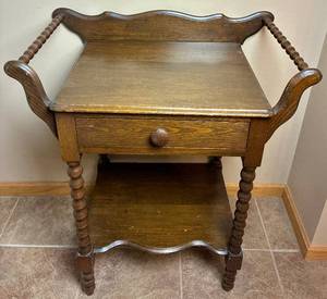 lot 195 image: Bobbin Leg Antique Wash Stand