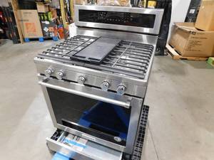 lot 37 image: 30-Inch 5-Burner Gas Convection Range
