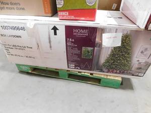 lot 113 image: 7.5 ft Ashton balsam fir LED pre-lit tree