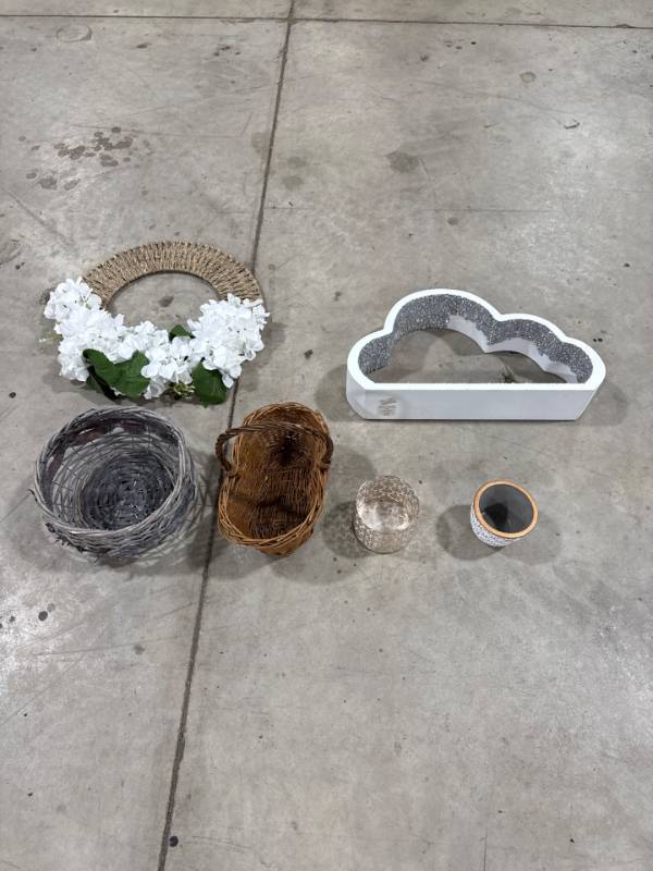 lot 0057 image: Assorted Home Decor Items