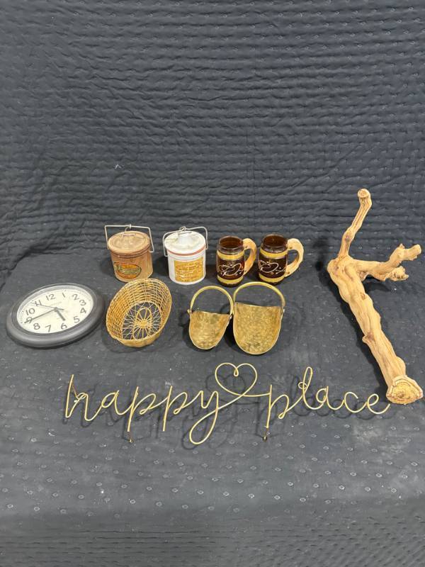 lot 0207 image: Assorted Home Decor Collection