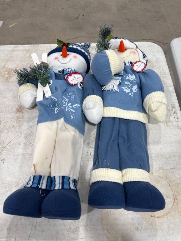 lot 0229 image: Plush Snowman Figurines