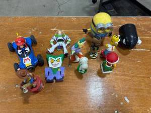 lot 0495 image: Assorted Pop Culture Figurines