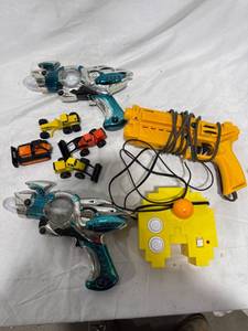 lot 0516 image: Toy Guns and Construction Vehicles