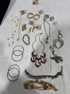 lot 0526 image: Assorted Fashion Jewelry Collection