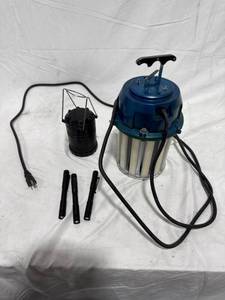 lot 0531 image: Work Light and Flashlight Set