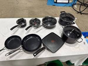 lot 0587 image: Black Non-Stick Cookware Set
