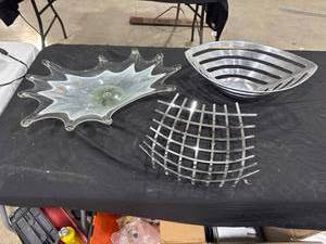 lot 0594 image: Decorative Glass & Metal Bowls