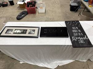 lot 0646 image: Kiss Me Stars Wooden Sign