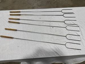 lot 0659 image: Roasting Skewers Set