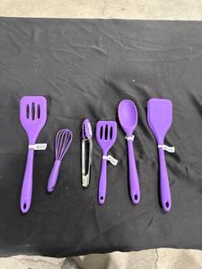 lot 0662 image: Purple Silicone Utensil Set