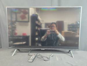 lot 2 image: Samsung 43-Inch 4K UHD Smart TV UN43RU7100F with Remote