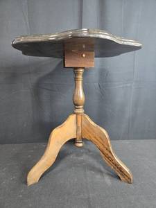 lot 14 image: Vintage Wooden Accent Table with Scalloped Edge