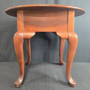 lot 33 image: Wooden Oval Side Table with Queen Anne Legs