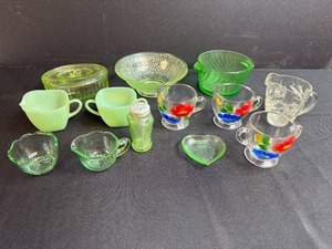 lot 118 image: Jadeite, Uranium & Collection of Vintage Depression Glass Creamers, Bowls, Miniatures and Shaker