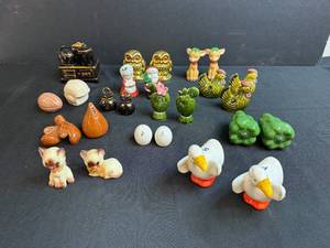 lot 127 image: Collection of Vintage Salt and Pepper Shaker Sets - Animal and Novelty Designs