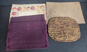 lot 260 image: Assorted Decorative Place Mats and Fabric Pads Set