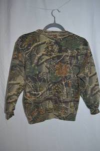 lot 158 image: Cabelas Youth Hunting Sweatshirt and T-Shirt