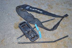 lot 6 image: Portable fish house accesseries