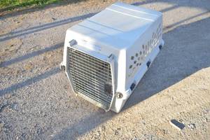 lot 3 image: Pet Crate