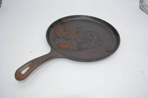 lot 20 image: Cast Iron Round Skillet 