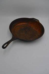 lot 21 image: Large Cast Iron Pan 
